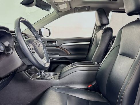 Used 2018 Toyota Highlander XLE AWD/4WD image 11