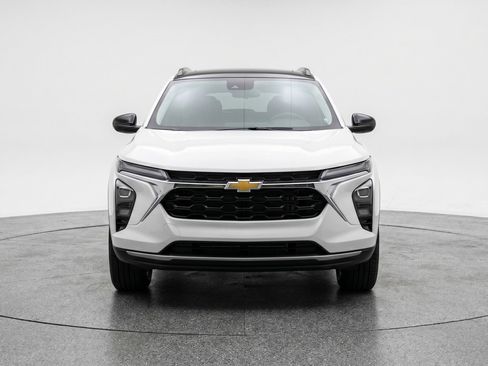 Used 2025 Chevrolet Trax LT FWD image 2