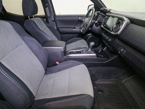 Used 2020 Toyota Tacoma TRD Off-Road w/ Technology Package AWD/4WD image 16