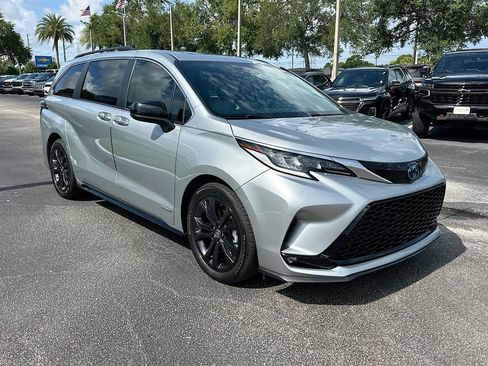 Used 2021 Toyota Sienna XSE FWD image 3