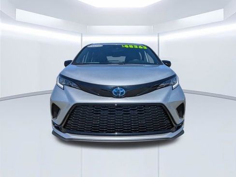 Used 2025 Toyota Sienna XSE w/ XSE Plus Package FWD image 9