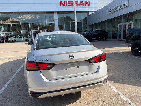 Used 2025 Nissan Altima 2.5 SV FWD image 12