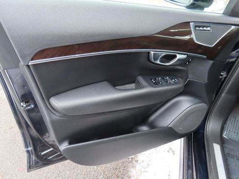 Used 2017 Volvo XC90 T6 Momentum w/ Vision Package image 10