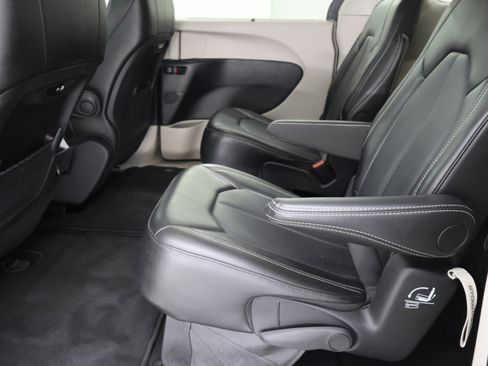 Used 2024 Chrysler Pacifica Touring-L image 35