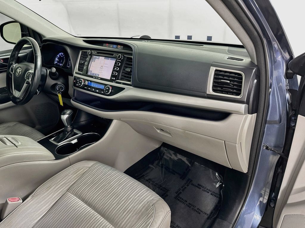 Used 2017 Toyota Highlander Plus FWD image 35