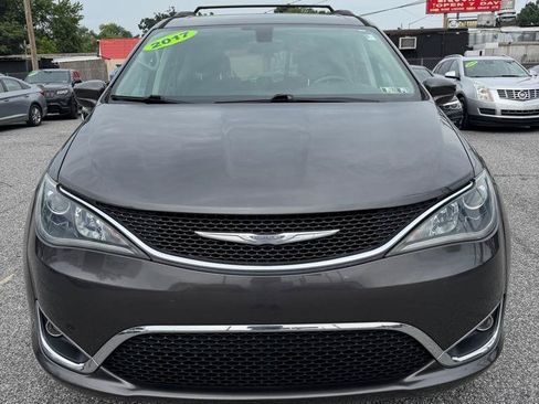 Used 2017 Chrysler Pacifica Touring-L FWD image 3
