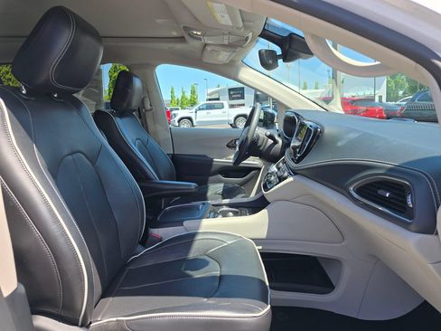 Used 2023 Chrysler Pacifica Limited FWD image 11
