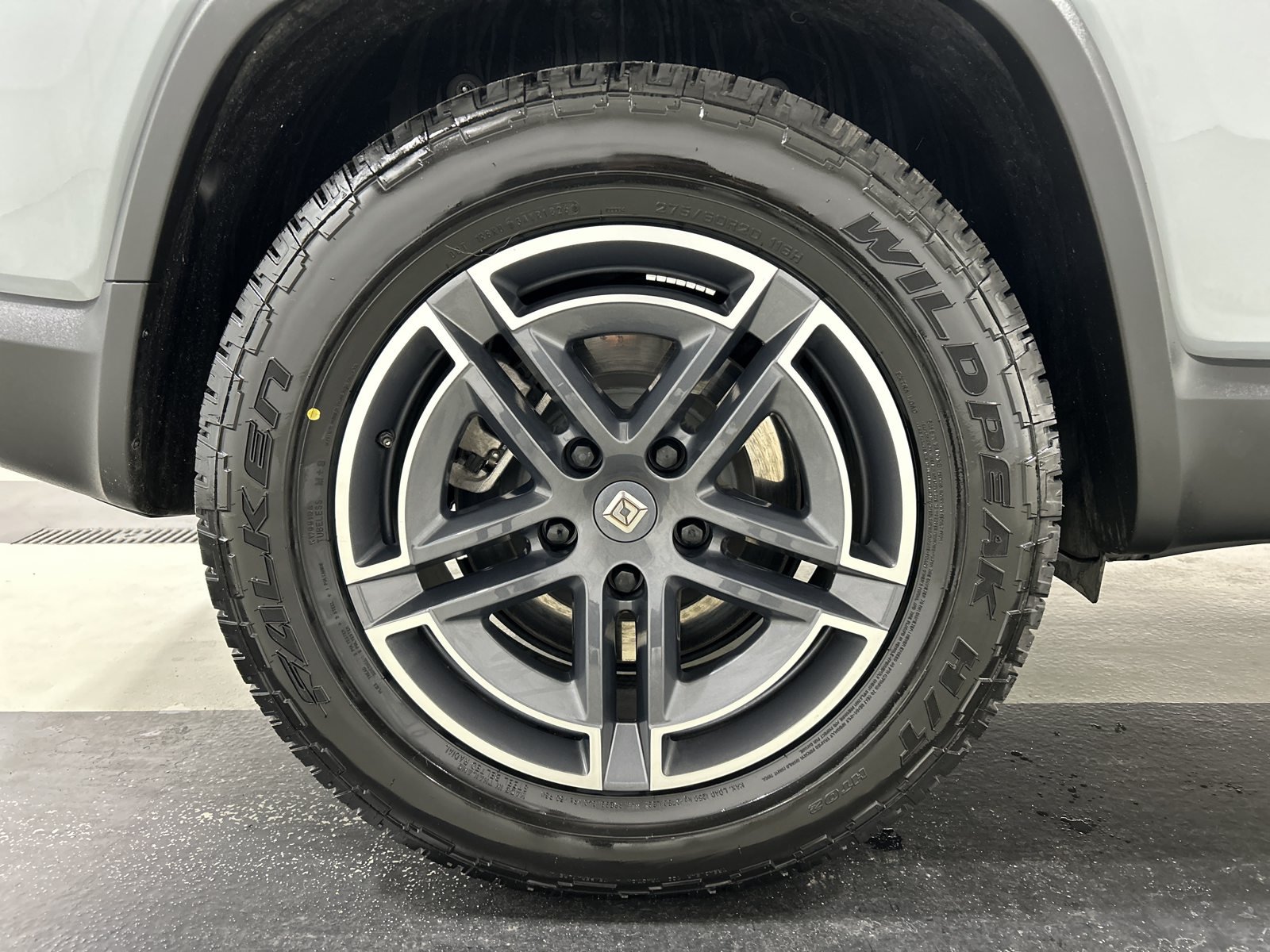 Used 2025 Rivian R1S Adventure Dual AWD/4WD image 12
