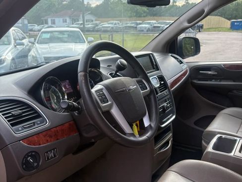 Used 2016 Chrysler Town & Country Touring FWD image 10