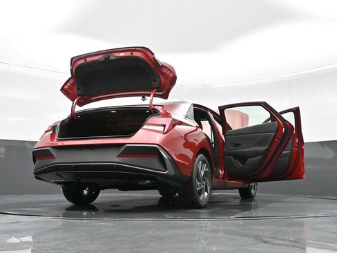 Certified 2025 Hyundai Elantra Sport image 43