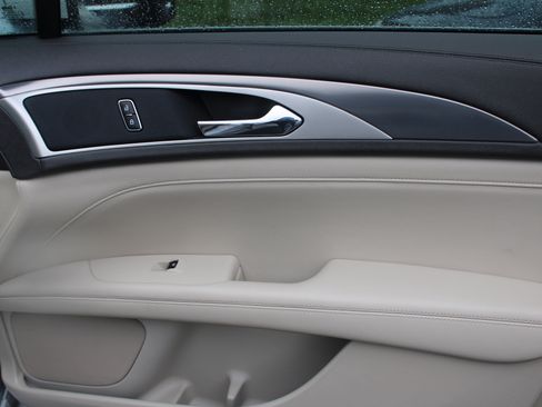 Used 2020 Lincoln MKZ image 40