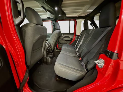 Used 2025 Jeep Wrangler Sahara image 28