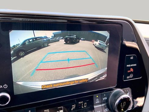 Used 2023 Toyota Highlander XLE AWD/4WD image 27