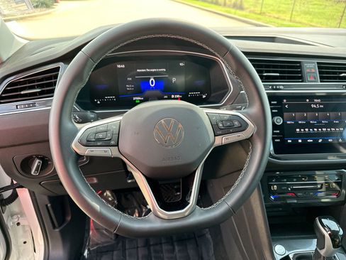 Used 2024 Volkswagen Tiguan SE image 14