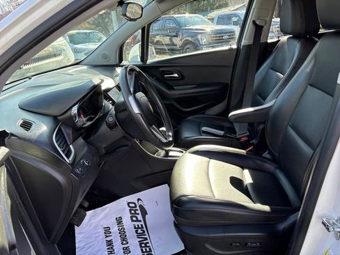 Used 2021 Chevrolet Trax LT w/ Premium Seat Package image 9