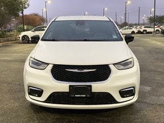 Used 2025 Chrysler Pacifica Select video 2