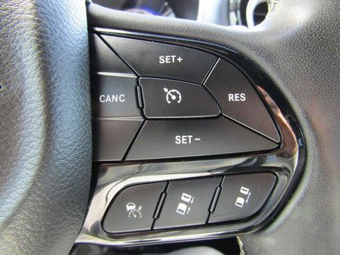 Used 2022 Chrysler Pacifica Touring image 25