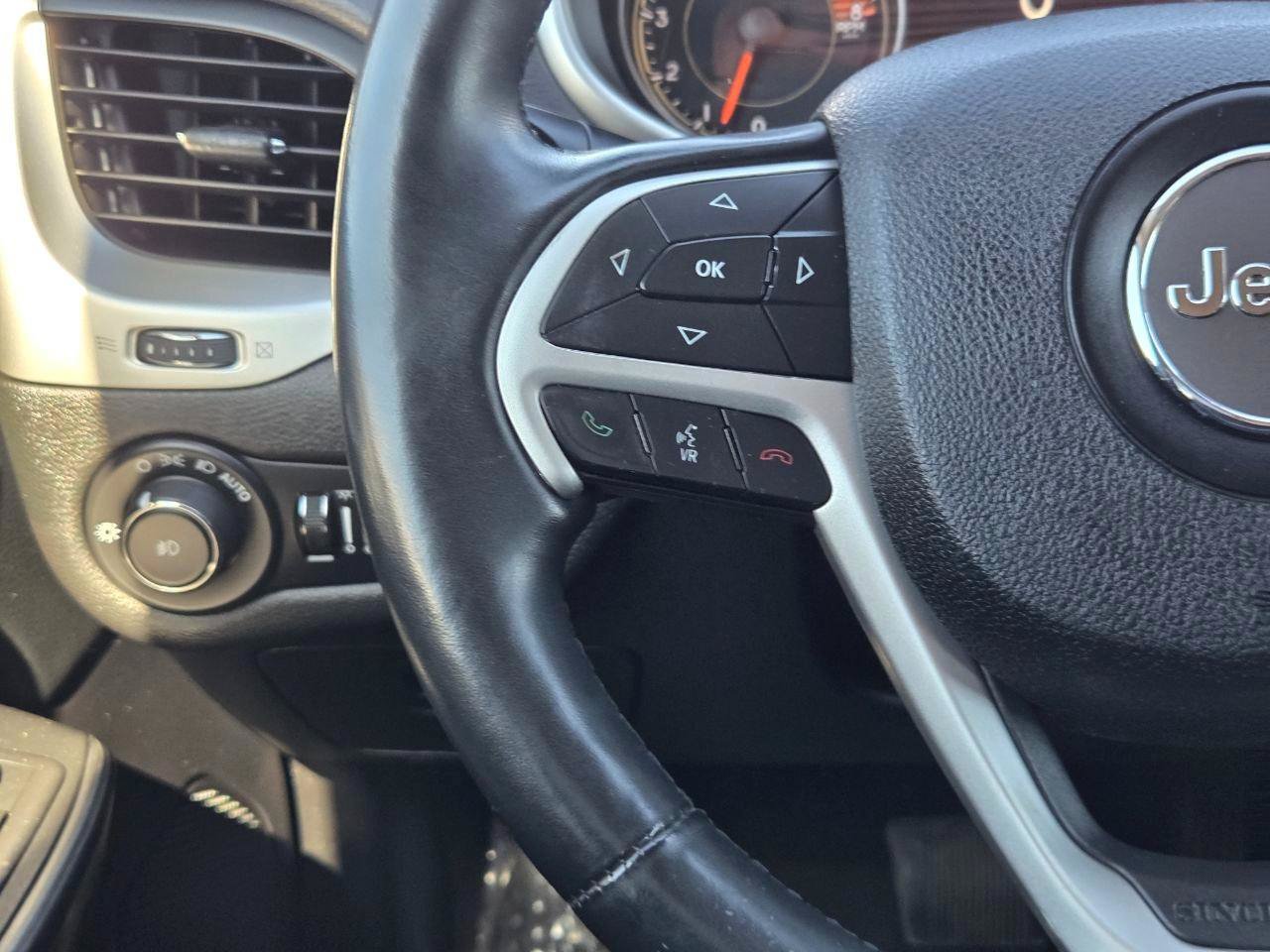 Used 2016 Jeep Cherokee Trailhawk w/ Comfort/Convenience Group AWD/4WD image 27