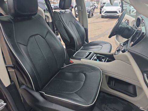 Used 2023 Chrysler Pacifica Limited FWD image 10