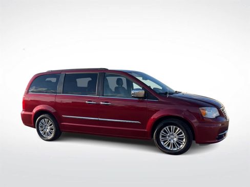 Used 2015 Chrysler Town & Country Touring-L w/ Driver Convenience Group image 2