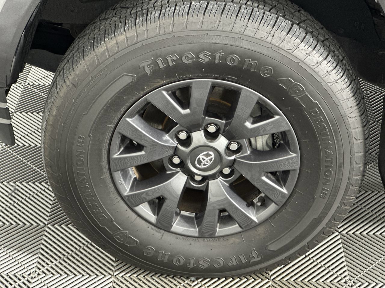 Used 2022 Toyota Tacoma SR5 w/ Technology Package RWD image 2