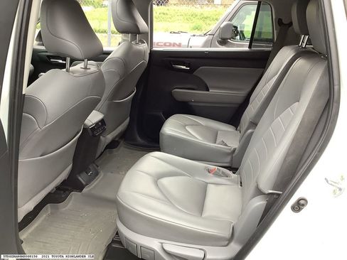 Used 2021 Toyota Highlander XLE FWD image 12