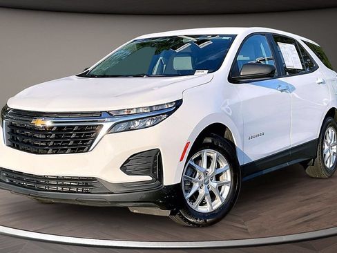 Used 2022 Chevrolet Equinox LS w/ LS Convenience Package FWD image 3