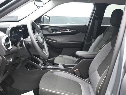 Used 2025 Chevrolet TrailBlazer LT AWD/4WD image 6