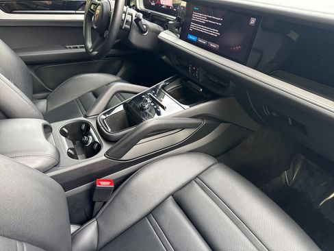 Certified 2024 Porsche Cayenne AWD/4WD image 18