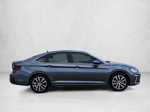 Used 2025 Volkswagen Jetta SE FWD image 4