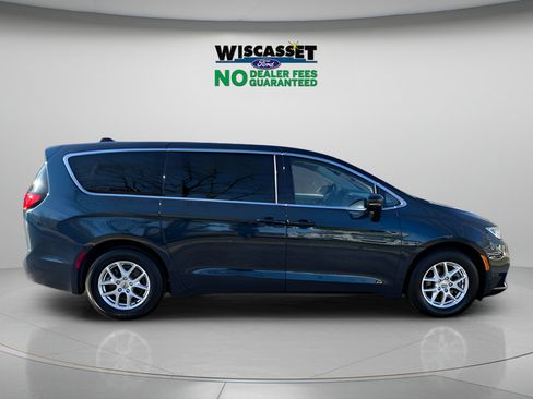 Used 2024 Chrysler Pacifica Touring-L FWD image 6