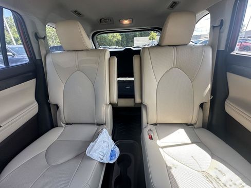 Used 2021 Toyota Highlander Limited FWD image 12