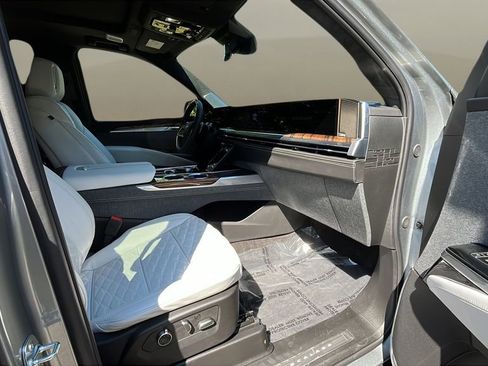 Certified 2025 Cadillac Escalade Sport Platinum w/ LPO, Floor Liner Package image 10