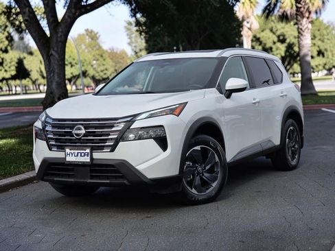 Used 2024 Nissan Rogue SV w/ SV Premium Package image 2