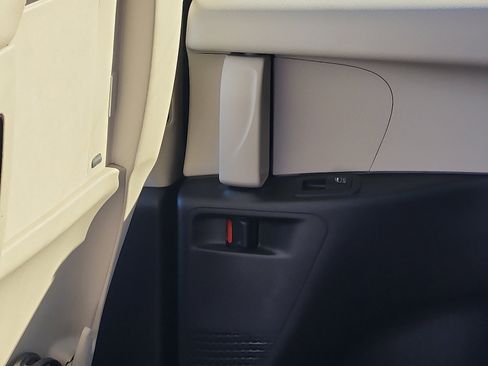 Used 2021 Chrysler Pacifica Limited w/ Uconnect Theater Family Group image 28