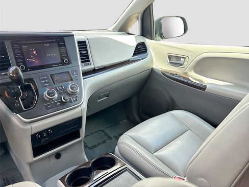 Used 2020 Toyota Sienna XLE FWD image 23