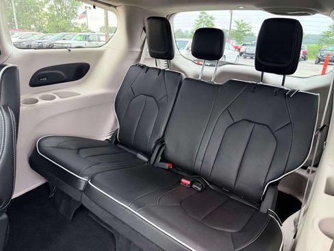 Used 2023 Chrysler Pacifica Limited FWD image 13