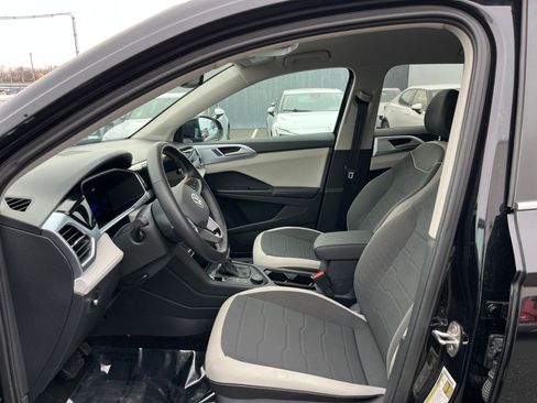 Used 2025 Volkswagen Taos SE image 27