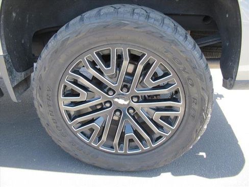 Used 2019 Chevrolet Silverado 1500 High Country w/ Technology Package image 32