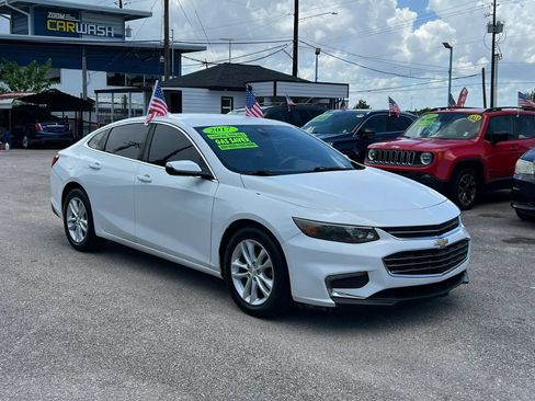 Used 2017 Chevrolet Malibu LT w/ Leather Package FWD image 4