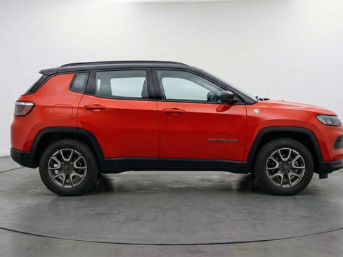 Used 2025 Jeep Compass Trailhawk image 11