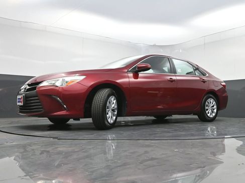 Used 2017 Toyota Camry LE image 21