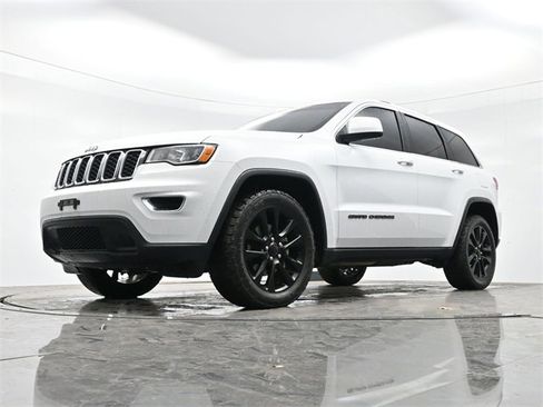 Used 2020 Jeep Grand Cherokee Laredo image 11