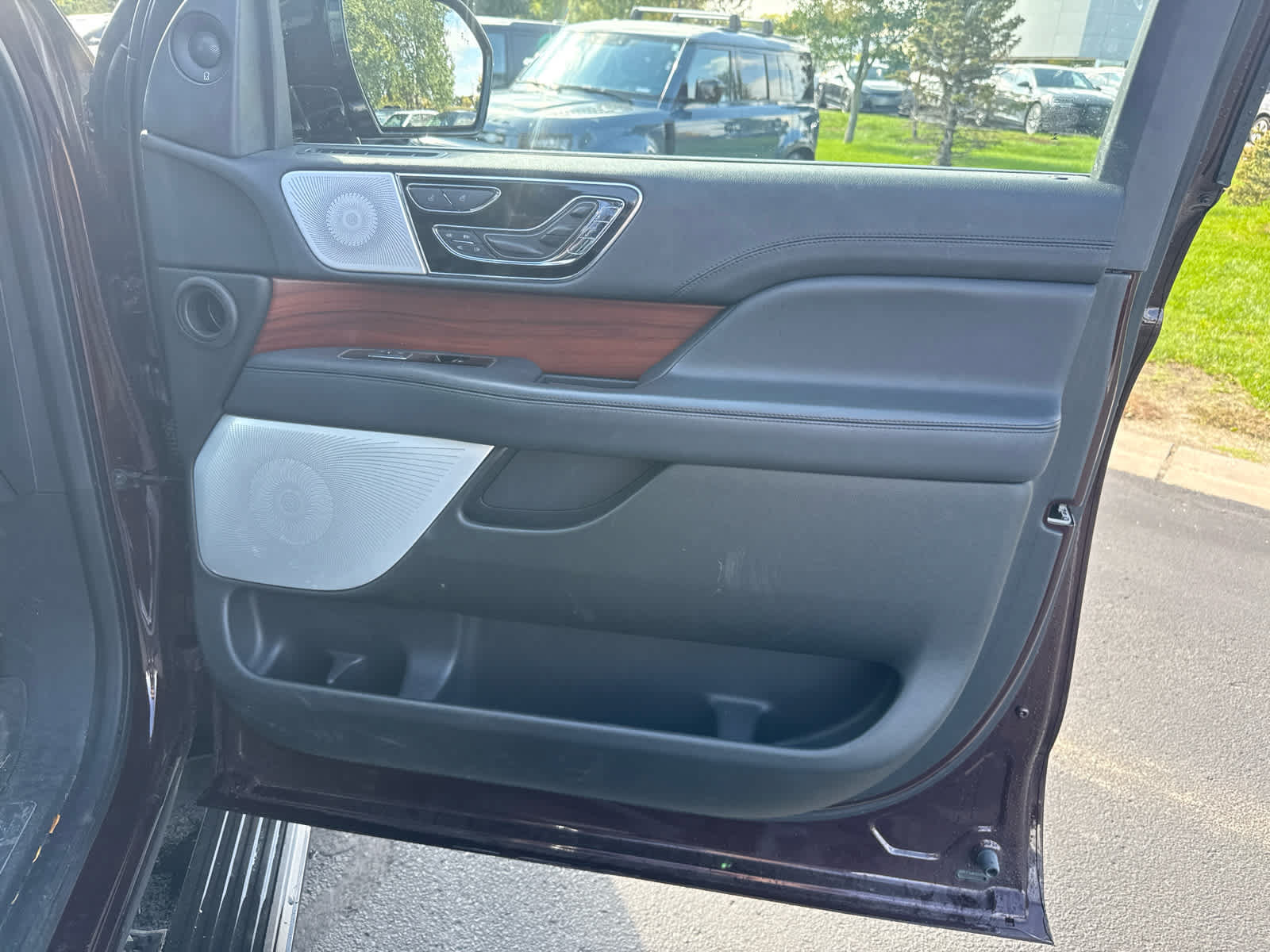 Used 2023 Lincoln Navigator L Reserve AWD/4WD image 7