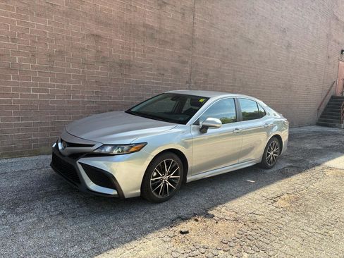 Used 2024 Toyota Camry SE FWD image 1