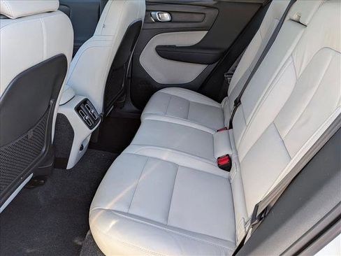 Used 2021 Volvo XC40 T4 Momentum w/ Premium Package image 19