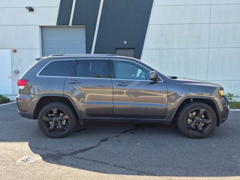 Used 2021 Jeep Grand Cherokee Laredo image 3