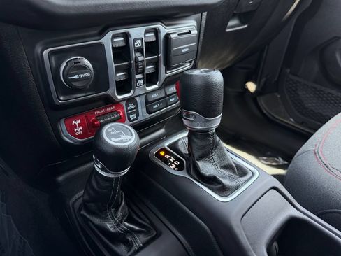 Used 2025 Jeep Wrangler Unlimited Rubicon AWD/4WD image 19