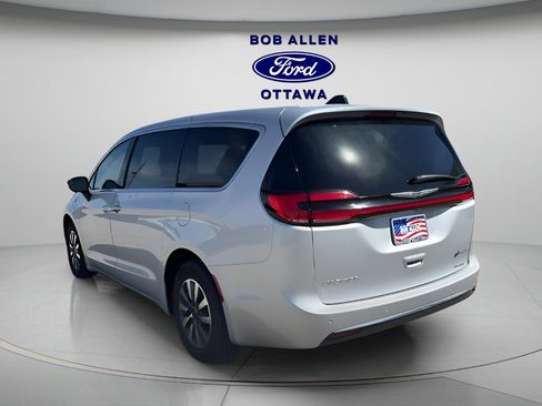 Used 2024 Chrysler Pacifica Select FWD image 9