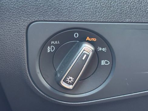 Used 2018 Volkswagen Tiguan SEL FWD image 32